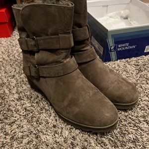 Womens White Mountain Fur-Lined boots